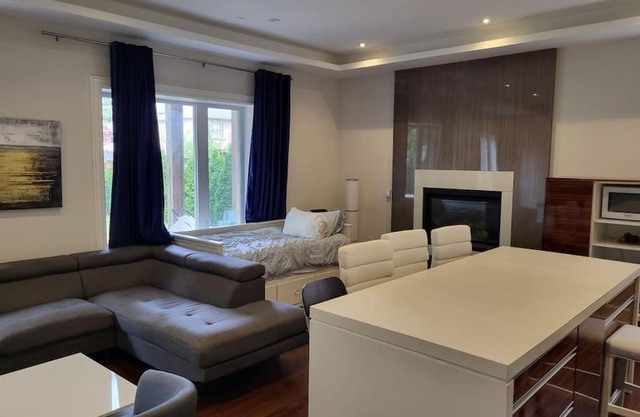 Spacious Modern Grand Floor 1, 2 or 3 bedroom (Unit Depending on the number of guests)