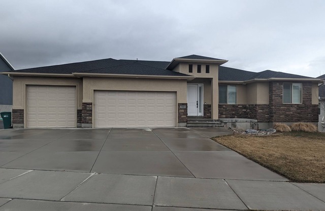 Spacious, Modern Home with Hot Tub and Pool Table