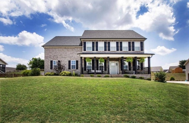 Spacious & Modern Home only 50 mls from Smoky Mtns