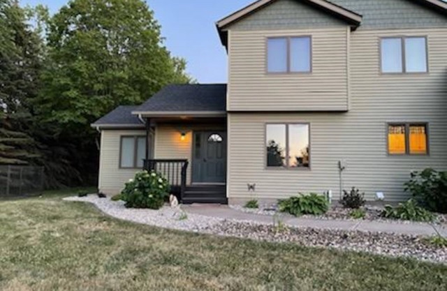 Spacious, modern lake-front vacation home/ scrapbooking/quilting retreat