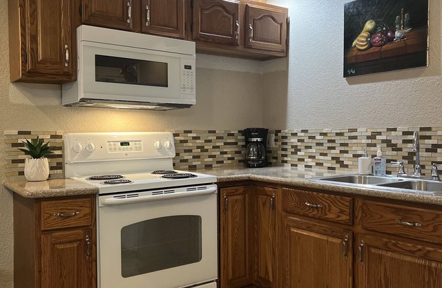 Spacious & Modern studio in the Heart of Roseville