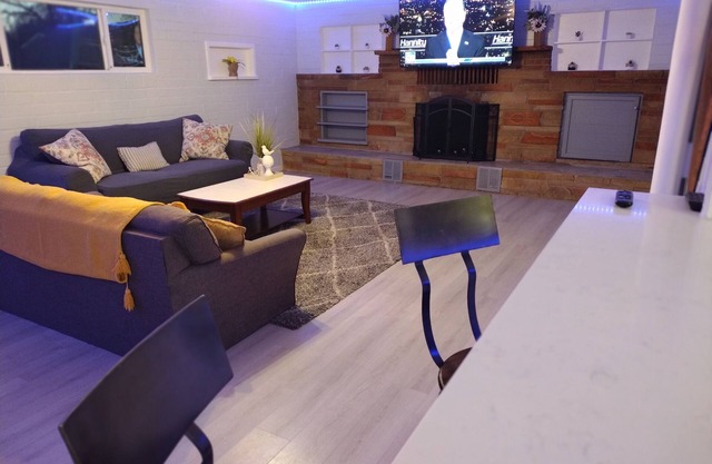 Spacious Modern 3bd 2bath / 70" 4K LED TV & Firepit with outdoor seating for 10!