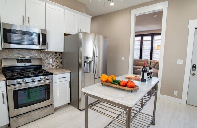 Spacious Modern Victorian: 3BR Main Unit