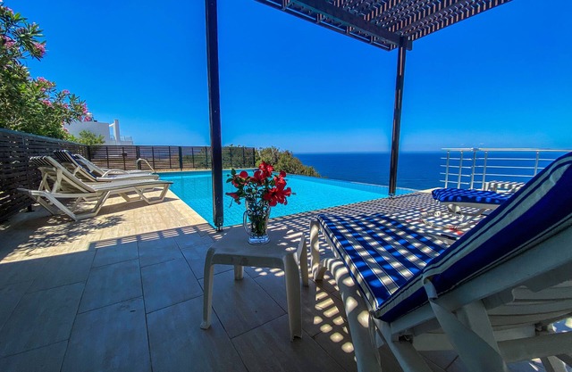 Geräumige moderne Villa mit großem Infinity-Pool, herrlichem Meerblick beim Liegen im Bett