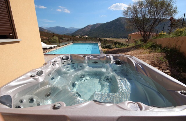 Großzügige Villa, Panoramablick, beheizter Pool, Spa, Garten, in der Nähe von Stränden