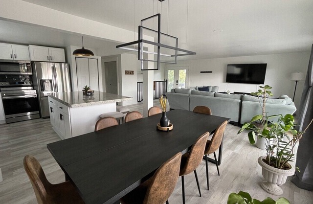Spacious Modern Villa w/ Hot Tub & Mountain Views