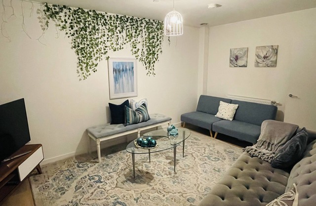 Spacious Modern Well-furnished 2 bdrm flat, 2 mins from train station, 4-5 pple