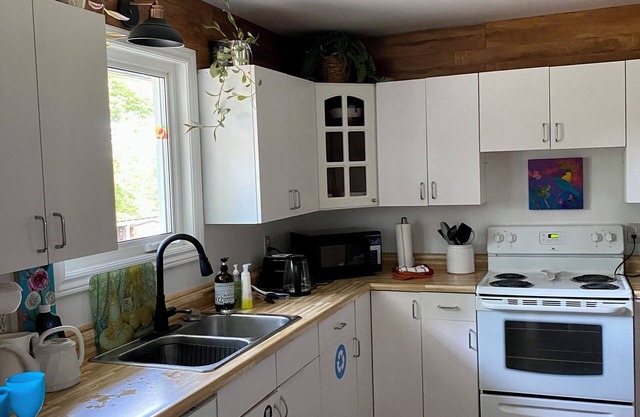 Spacious “Montreal Style” Apartment. Sleeps 5.