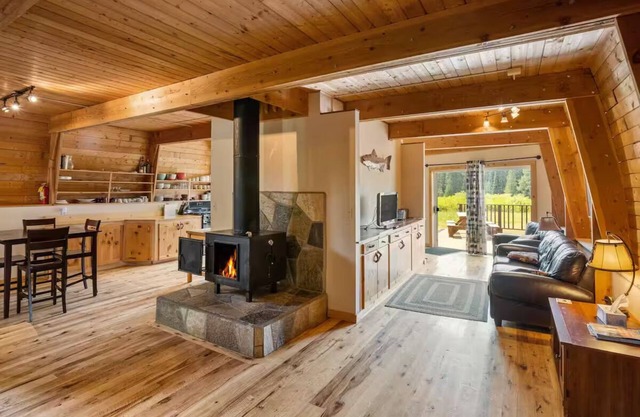 Spacious Mountain Cabin- 8 min. to Yellowstone Nat. Park. Beautiful Views.