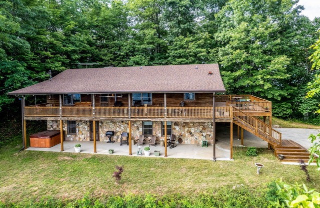 Spacious mountain getaway with game room, hot tub, fireplace & washer/dryer