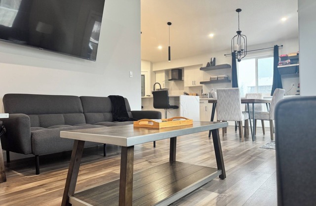 Spacious Mountain Retreat Near Jasper - Family-Friendly with Stunning Views