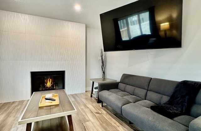 Spacious Mountain Retreat Near Jasper - Custom Luxury Home With Stunning Views