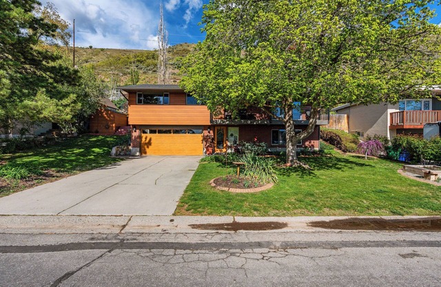 Spacious MTN Retreat Near Ski Resorts. Elevator, Home Office, and Pet-Friendly