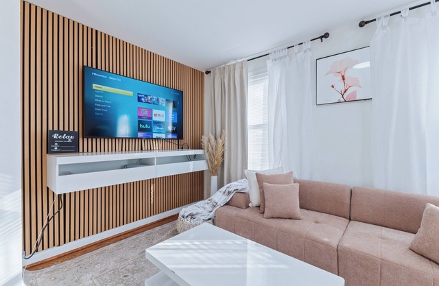 Spacious Multi-Level Getaway 10 minutes from DCA Airport and downtown Arlington