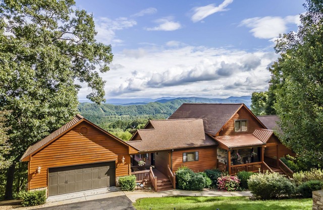 Spacious Murphy Cabin w/ Game Rooms + Mtn Views!