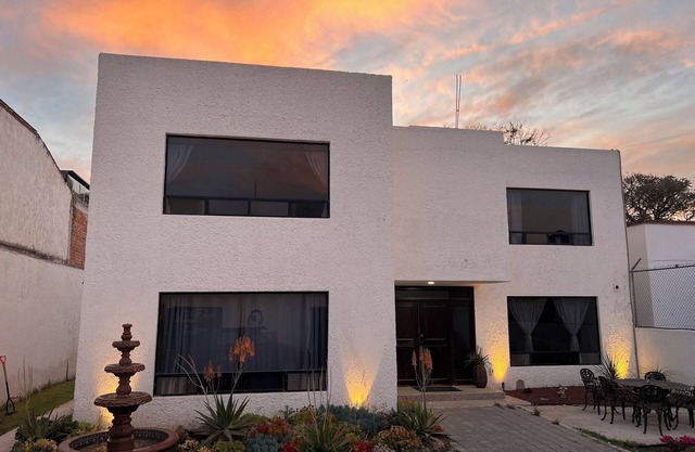 Spacious 6-bedroom house in exclusive Jurica Campestre with high-speed internet