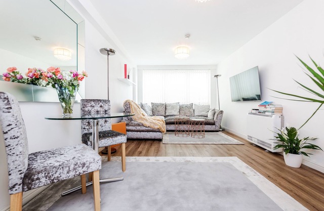 | Spacious n' Modern One Bed Riverside Apartment |