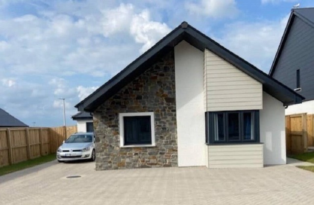 Spacious new 4 BR bungalow in St David's, sleeps 8