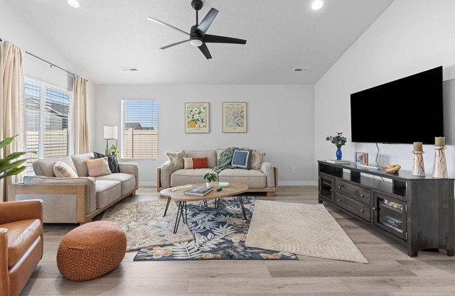 Spacious New 4BR - Single Level Home - Pool Access