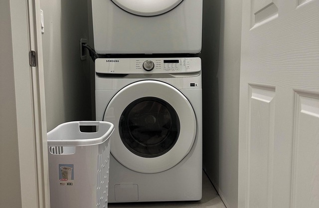 Spacious new basement suite in a quiet neighbourhood (Private side entrance)