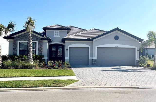 Spacious NEW house with Pool and Spa