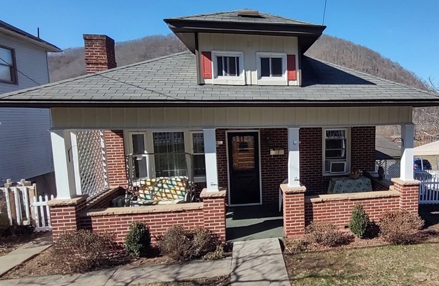 Spacious New River View, fenced yard, pets welcome, sleeps 5 adults.