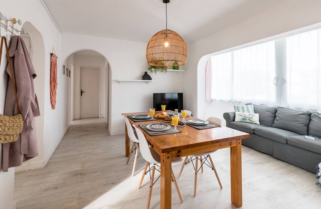 Spacious Newly Decorated Cosy Modern Apartment With Park Views