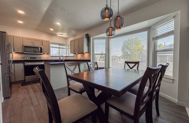 Spacious Newly Renovated 5-bedroom house with WiFi/AC for Large Family