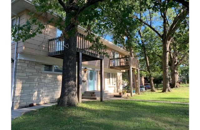 Spacious Newly remodeled 2 bedroom with natural sunlight.