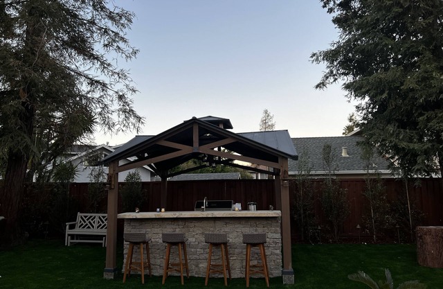 Spacious newly remodeled indoor / outdoor space. Walking distance hikiing trails