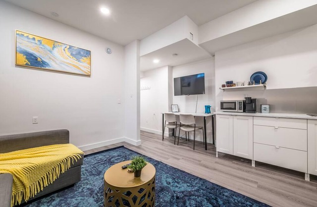 Spacious Newly Renovated 1 Bedroom Suite