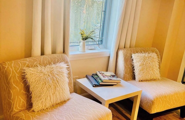 Modern 2 Bedroom Lavender Suit , Short Walk to Niagara Falls