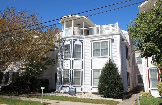 Spacious Ocean Block Townhouse: Steps to Beach, Boardwalk, Shops, & Ocean Views!