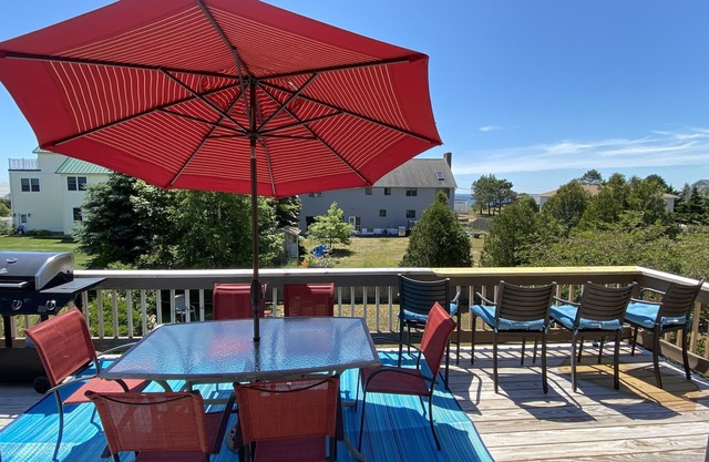 Spacious Ocean View Getaway, 3 min walk to beach with large fenced in yard