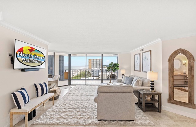 Spacious oceanfront condo, 24 hour secured building+ Free Attraction Tickets!