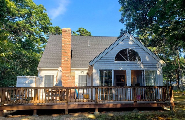 Neue Auflistung! Geräumige Oceanside 3BD - A / C, Wintergarten, abgelegener Ort in der Nähe aller Wellfleet-Angebote