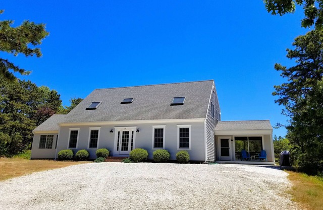 Geräumiges Oceanside 4BD Contemporary Cape - zentrales A / C, Sonnenraum, Veranda, privater Parkplatz