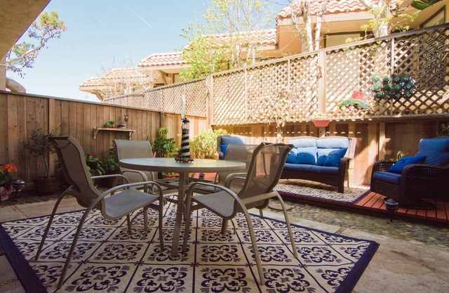 Spacious oceanside condo w/ beach access & EV charge