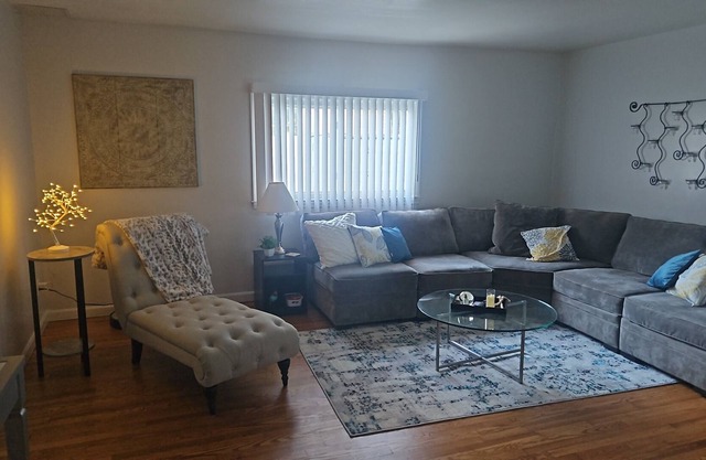 Spacious one bedroom apartment close to town, airport, train