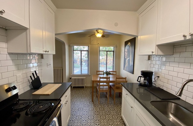 Spacious One Bedroom Apartment at the Space Needle!