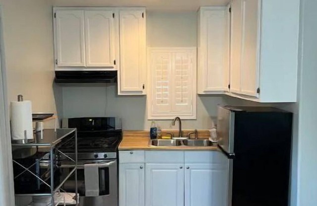 Spacious One Bedroom Back house near SpaceX