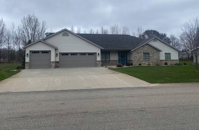 Spacious one-level family friendly home, Peaceful lake living with boat access.