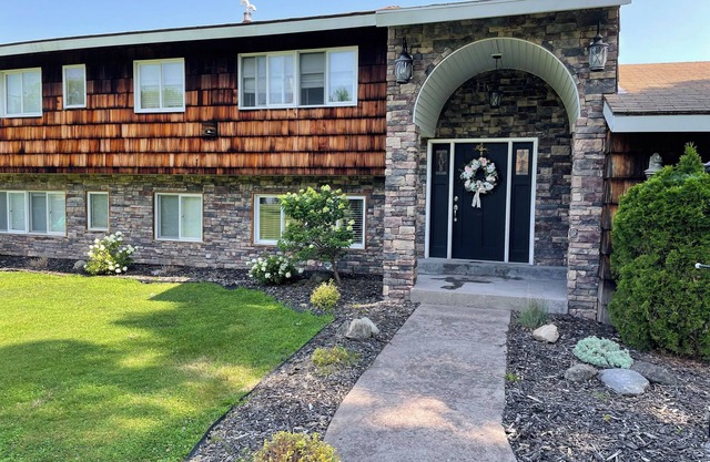 Spacious Oneida lakefront home. 6-bedroom, sleeps 12.