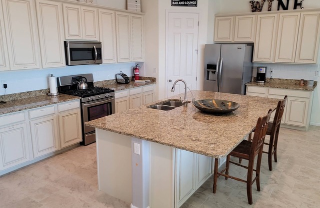 Spacious Open Concept w/pool for Spring Training, golf and leisure!!