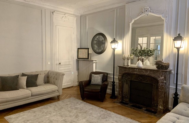 Geräumige Pariser Apartment nur wenige Schritte vom Arc De Triomphe