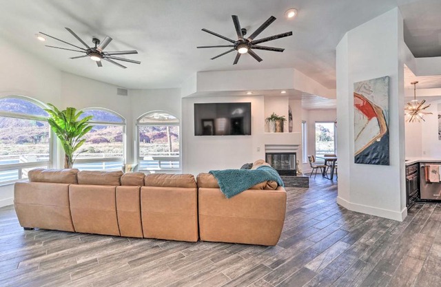 Spacious Parker House on the Colorado River!