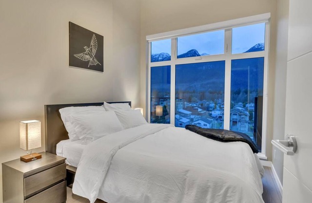 Spacious Penthouse with Mountain Views