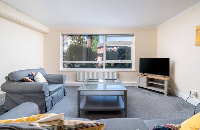 Spacious Pet Friendly 2-Bed Apartment in Redhill