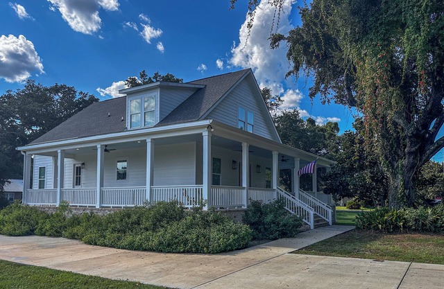 Spacious Pet Friendly 5-bedroom house, steps from the beac