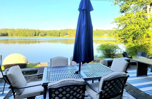 Spacious Pet Friendly Waterfront w/ Hot Tub & Yogo Studio-Sleeps 10!